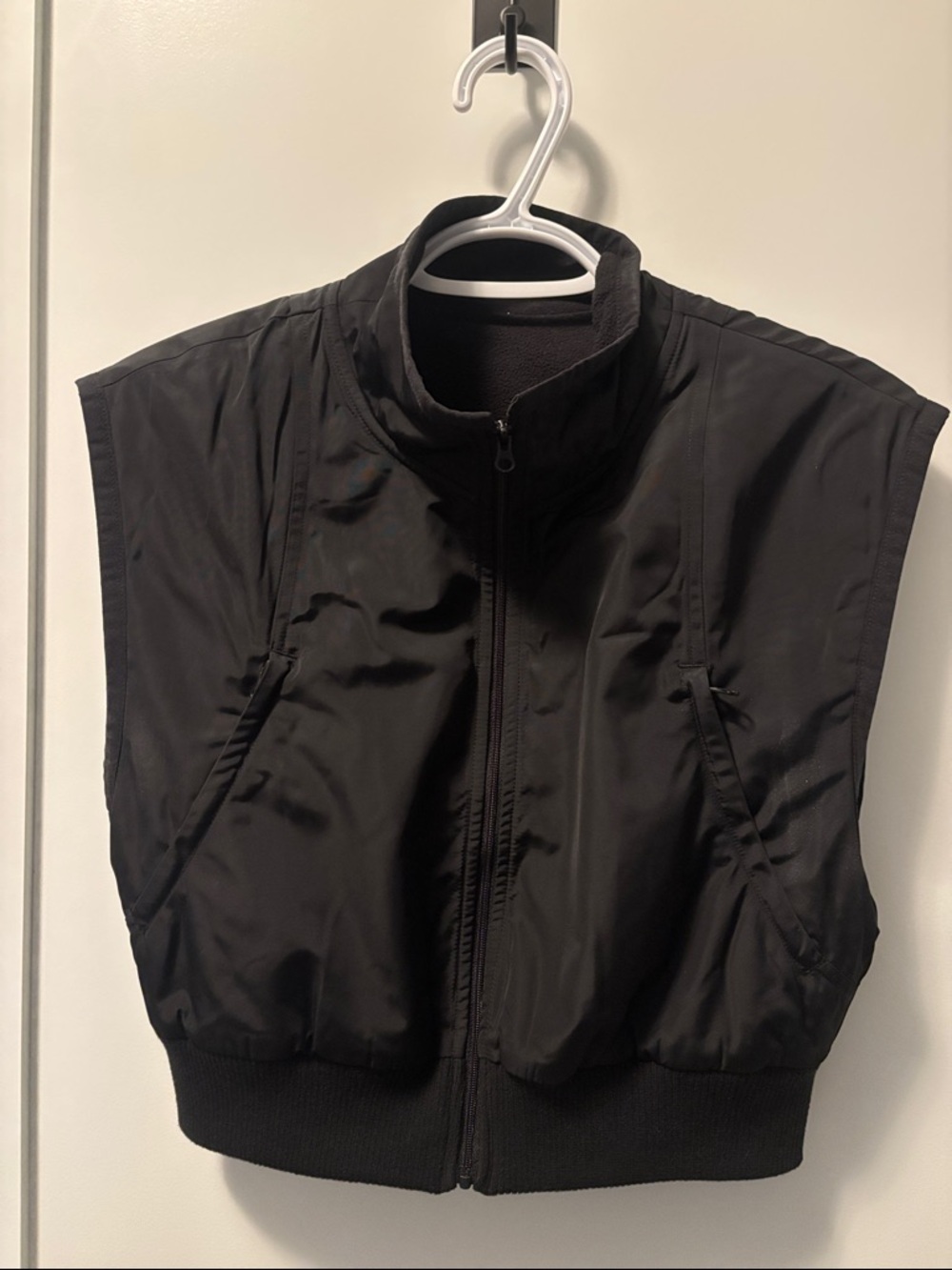 ALO Yoga Black Cropped “in motion” Vest